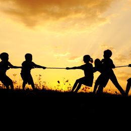 5 kids playing tug-of-war